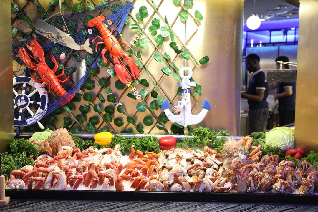 Étalage de fruits de mer frais avec divers coquillages